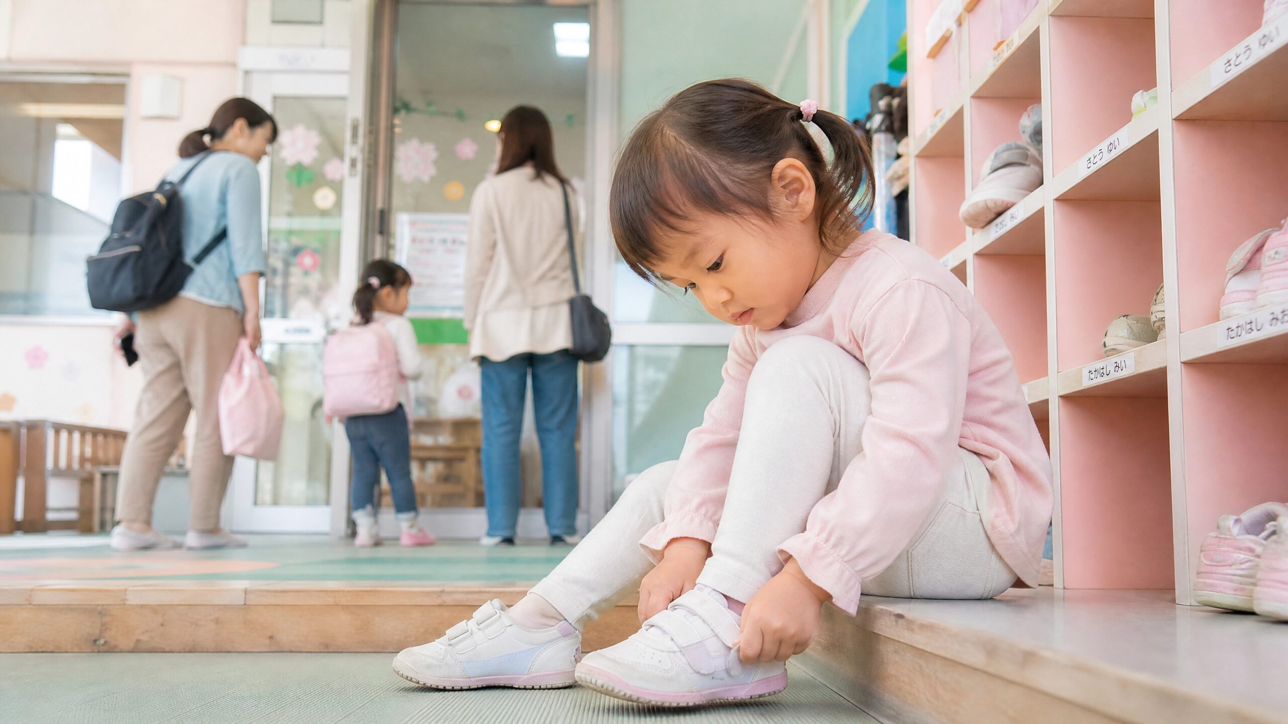 保育園で発語や呼びかけへの反応の違いに気づいた場面をやさしく表す画像