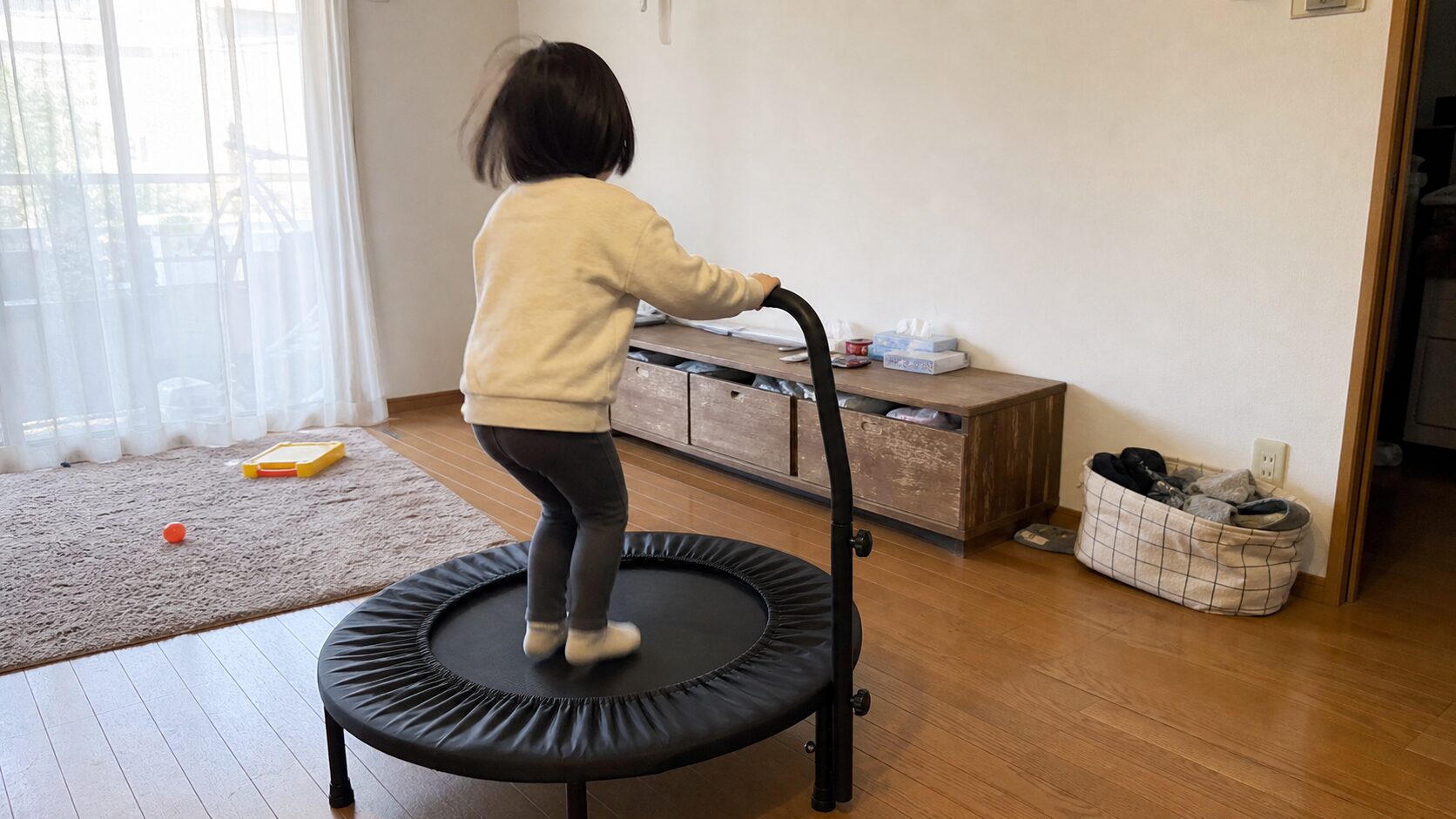 自閉症の子のエネルギー発散と体幹づくりに役立つトランポリンで遊ぶ子ども
