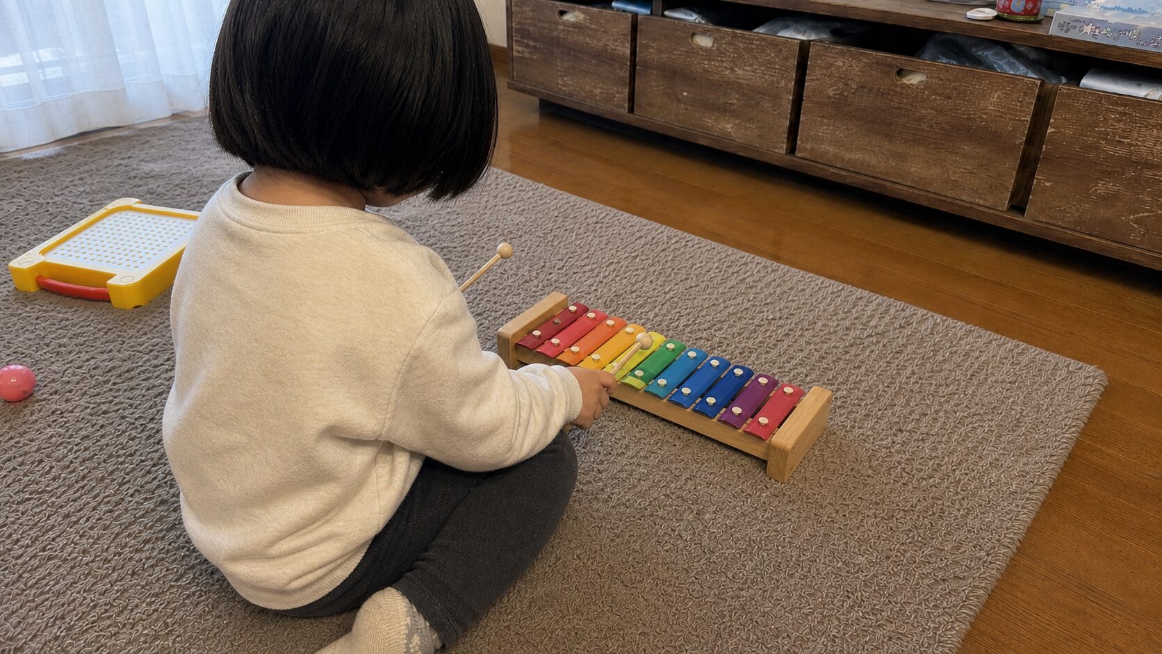 聴覚過敏のある自閉症の子にも音の質を選べば楽しめる木琴