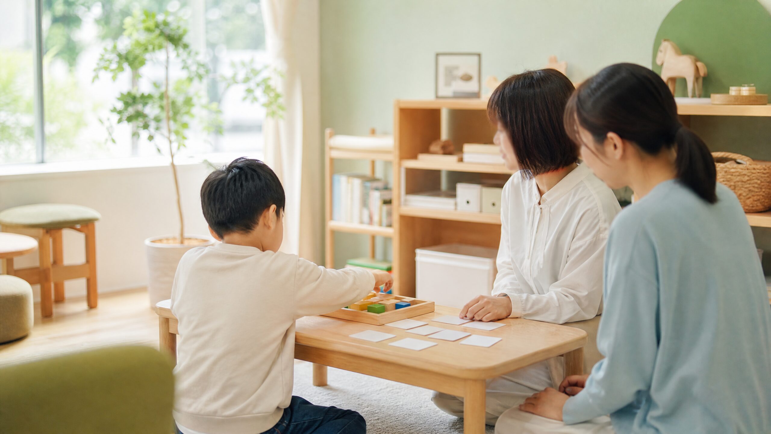 子どもの得意なことや過ごしやすい方法を保護者と支援者が一緒に考える支援室の様子