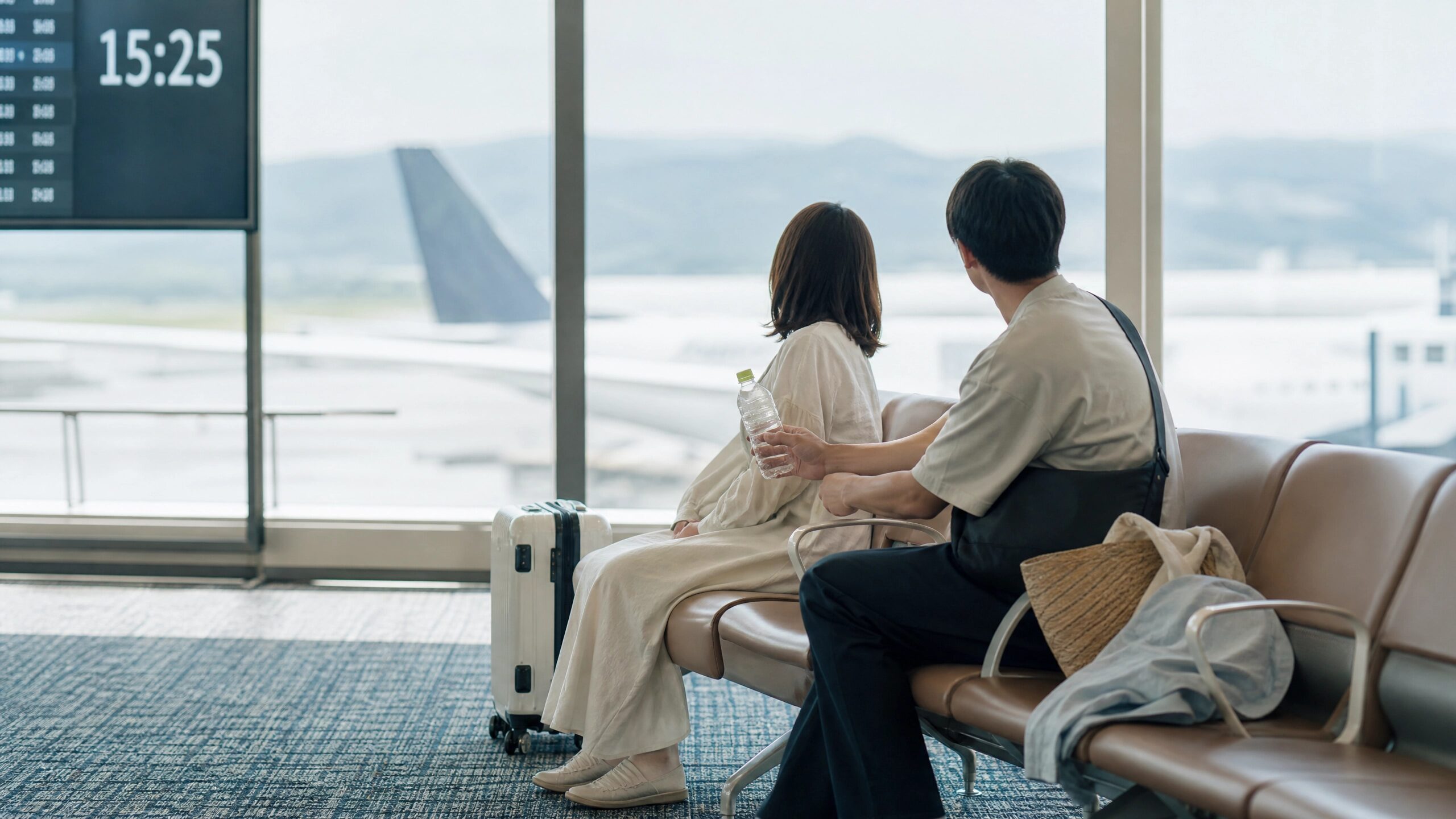 妊娠に気づかないまま海外旅行をし、帰りの長時間移動で体調の負担を感じた夫婦